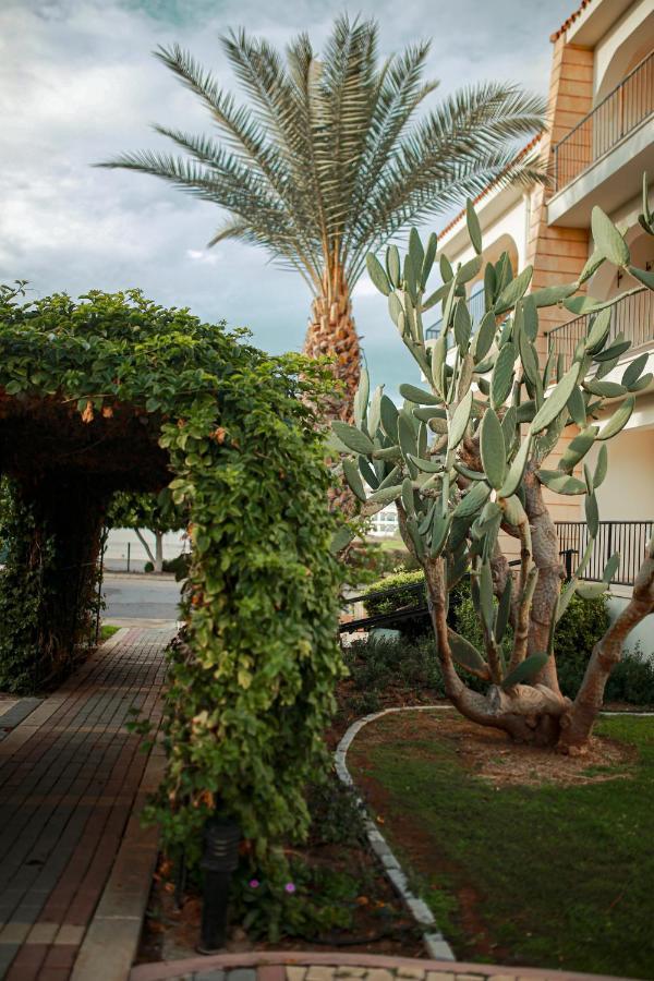 Fantastic 4 Cyprus First Line Beachfront Boghaz Exterior photo